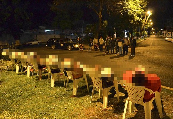 Mayat 7 Pria di Kursi Plastik `Dipajang` di Bundaran Jalan